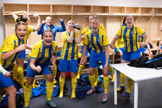 Eskilsminnes spelare jublar