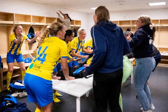 Eskilsminnes spelare jublar