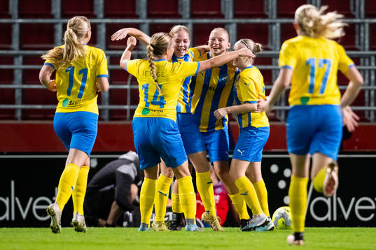 Eskilsminnes Julia Hammons jublar efter 0-1 målet