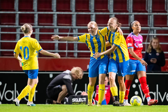 Eskilsminnes Julia Hammons jublar efter 0-1 målet