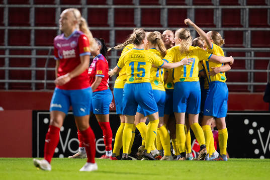 Eskilsminnes Julia Hammons jublar efter 0-1 målet