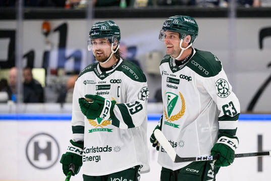 Färjestads Linus Johansson och Carl Dahlström jublar
