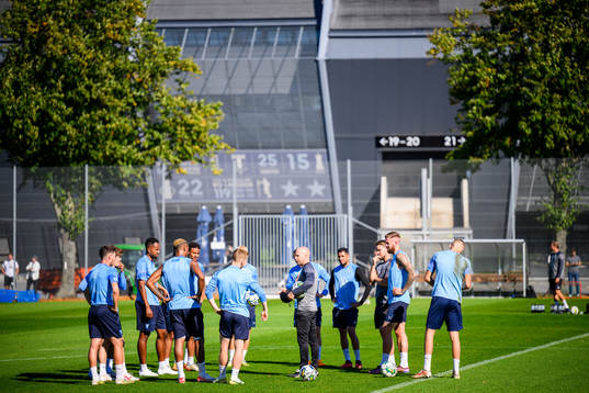 Spelarna samlas runt tränare Henrik Rydström
