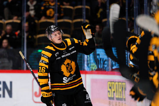 Skellefteås Linus Lindström jublar