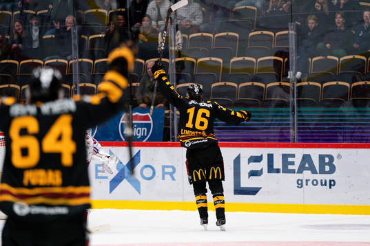 Skellefteås Linus Lindström jublar
