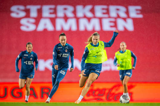 Caroline Graham Hansen and Emilie Nautnes of the Norwegian