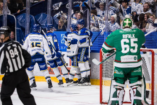 Leksands Carter Ashton jublar med lagkamrater