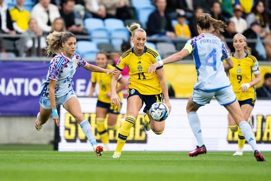 Laia Aleixandri of Spain and Stina Blackstenius of Sweden