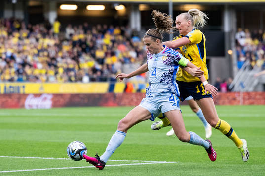 Irene Paredes of Spain and Stina Blackstenius of Sweden