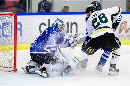 Karlskogas målvakt Marcus Hellgren Smed och Östersunds