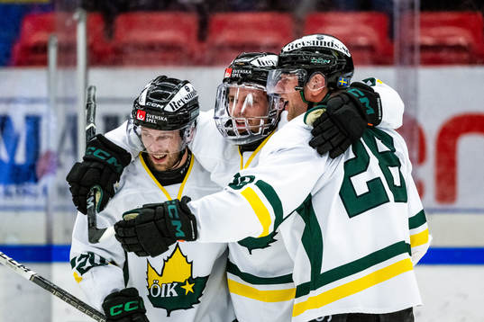 Östersunds Sebastian Fakt jublar med Henrik Marklund
