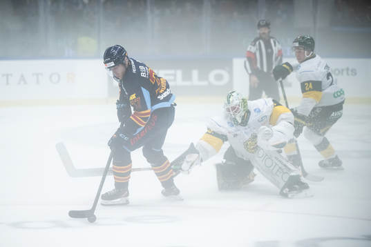 Djurgårdens John Norman och Björklövens målvakt Joona