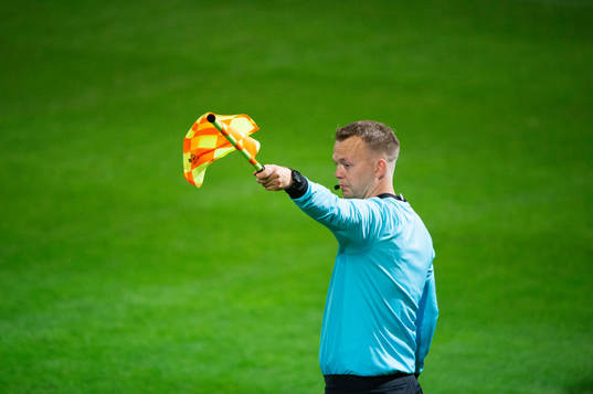 Assisterande domaren Dennis Henriksson i matchen i division 2 mellan IFK Hässleholm och IFK Malmö i Hässleholm 22 september 2023.
