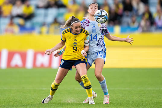 Kosovare Asllani of Sweden and Laia Aleixandri of Spain