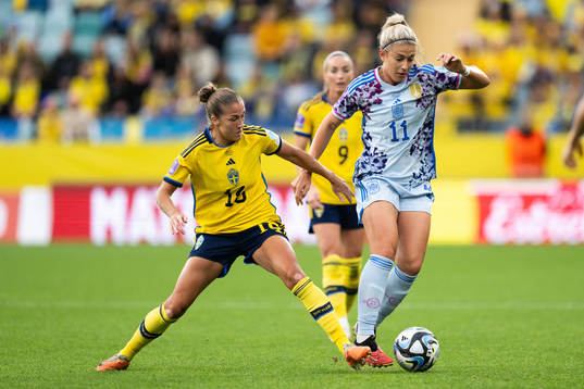 Filippa Angeldahl of Sweden and Alexia Putellas of Spain