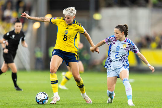 Lina Hurtig of Sweden and Ona Batlle of Spain