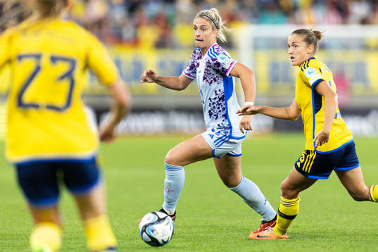 Alexia Putellas of Spain and Filippa Angeldahl of Sweden