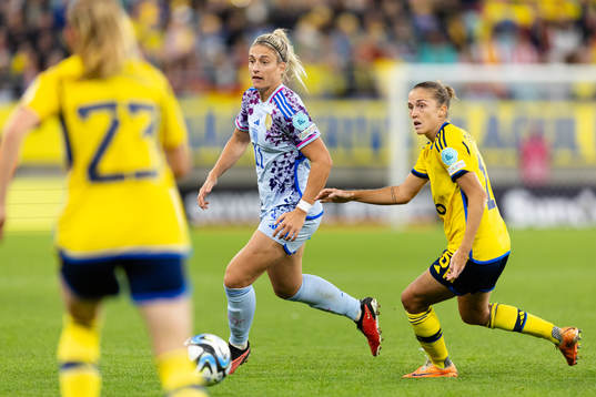 Alexia Putellas of Spain and Filippa Angeldahl of Sweden