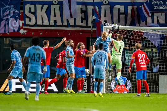 AFC Eskilstunas Mattis Adolfsson  och Helsingborgs målvakt Kalle Joelsson