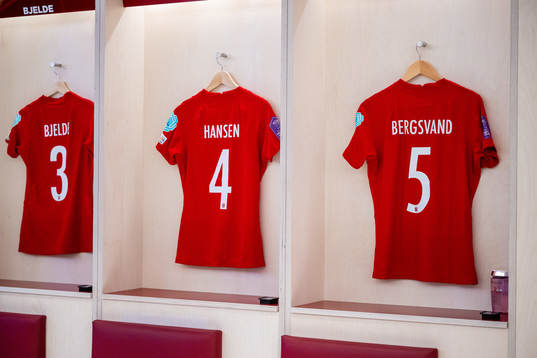 The kits of Thea Bjelde, Tuva Hansen and Guro Bergsvand of