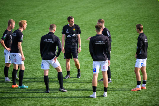 GAIS spelare värmer upp