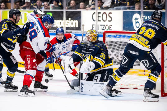 Oskarshamns Patrik Karlkvist och HV71s målvakt Victor