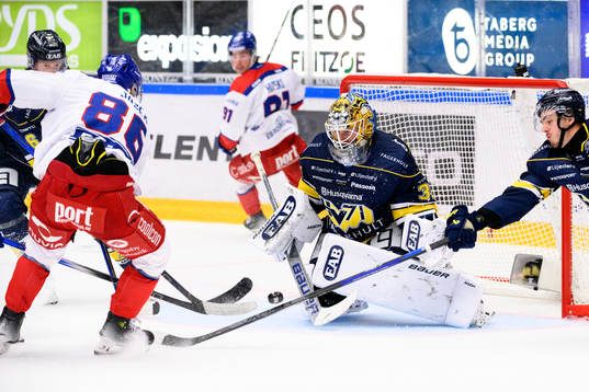 Oskarshamns Lukas Jasek mot HV71s målvakt Victor