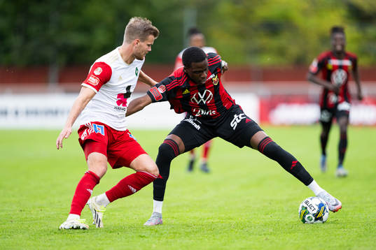 Skövde AIKs Elias Lindell och Östersunds Calvin Kabuye