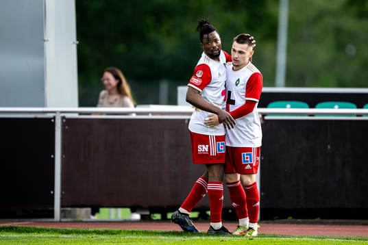 Skövdes Isak Bjerkebo jublar med Azeez Temitope Yusuf