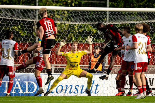 Östersunds Mansour Sinyan gör 1-4