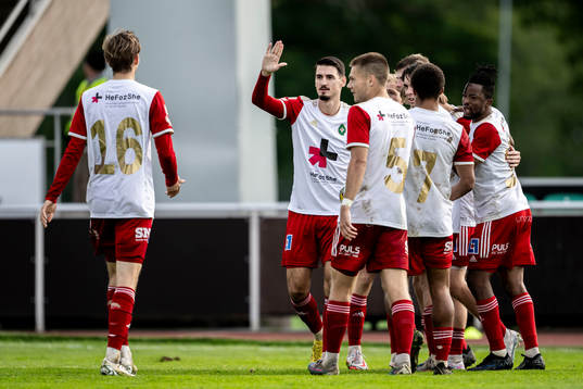 Skövdes Filip Schyberg jublar med lagkamrater efter 5-1