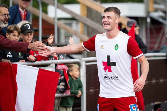 Skövde AIKs Filip Schyberg jublar med publiken