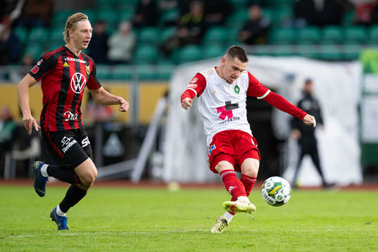 Östersunds Albin Sporrong jagar Skövde AIKs Isak Bjerkebo