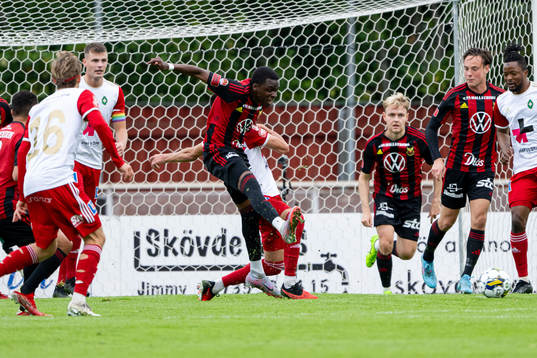 Östersunds Calvin Kabuye rensar undan bollen