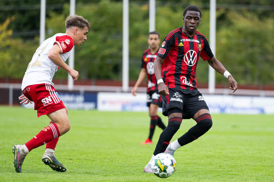 Skövde AIKs Isak Vidjeskog och Östersunds Calvin Kabuye