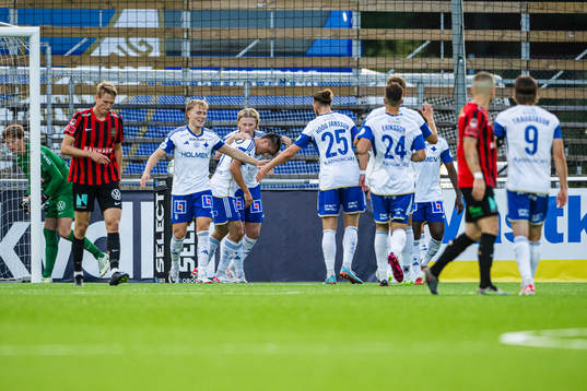 IFK Norrköpings Carl Björk jublar med lagkamrater efter 0-2