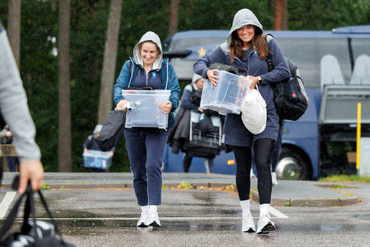 Malmö FFs Sofia Wännerdahl och Anna Welin anländer