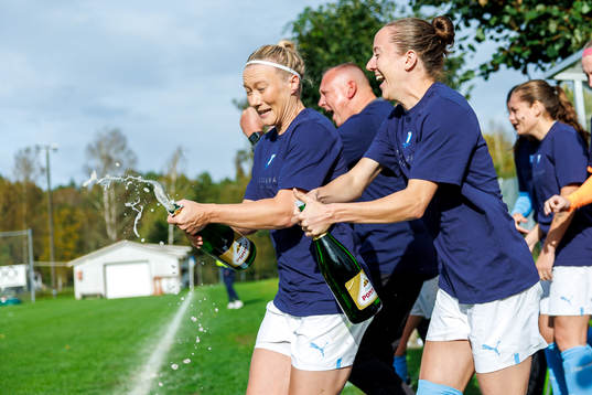 Malmö FFs Madeleine Hejde och Anna Plantin jublar