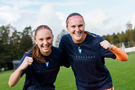 Malmö FFs Nova Rolfsson och målvakt Julia Cavander jublar