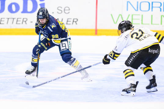 HV71s Suvi Käyhkö  och AIKs  Emmy Alasalmi