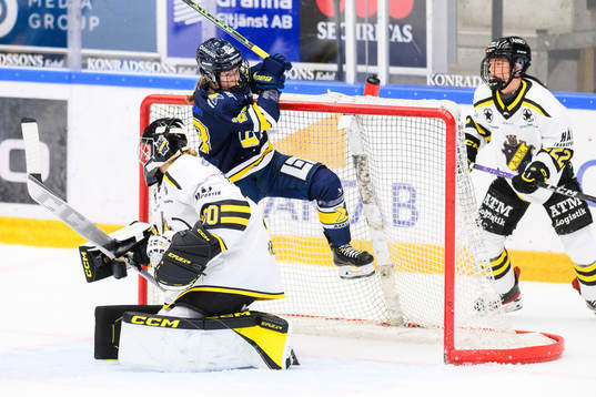 HV71s Sanni Hakala bakom AIKs AIKs målvakt Camryn Kronish