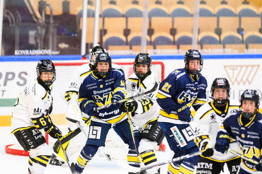 HV71s Tea Løkke Nyberg och AIKs Fumika Sasano