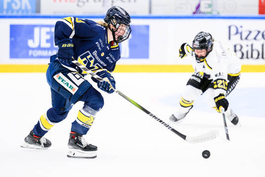 HV71s Hilda Svensson och AIKs Emmy Alasalmi