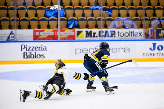 AIKs Emily Rickwood faller på isen