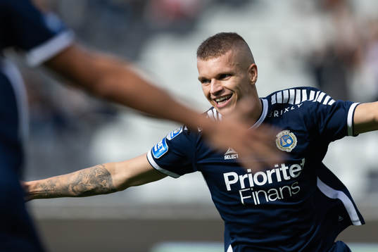 Utsiktens Lucas Hedlund jublar efter 2-0
