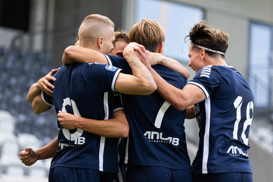 Utsiktens Lucas Hedlund jublar med lagkamrater