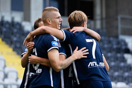 Utsiktens Lucas Hedlund jublar med lagkamrater efter 2-0