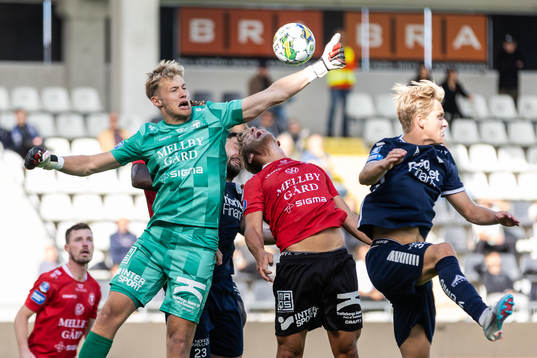 Trelleborgs målvakt Kasper Thiesson Kristensen och Utsiktens Sebastian Lagerlund