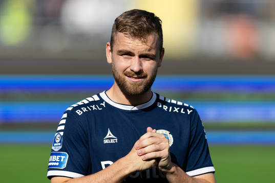 Utsiktens Erik Gunnarsson på line up innan fotbollsmatchen