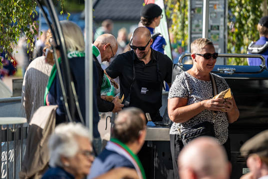 Rögles sportchef Chris Abbott grillar korv